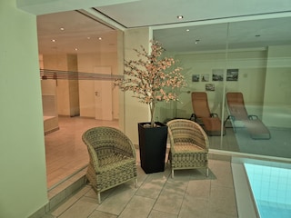 Wellnessbereich mit Sauna und Pool