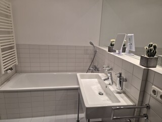 Bad  mit Handtuchwandheizkörper