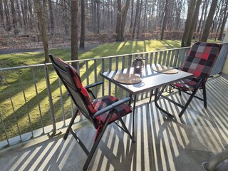 große Terrasse wie mitten im Wald