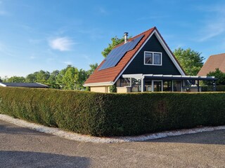 Das Grundstück mit geschnittener Hecke