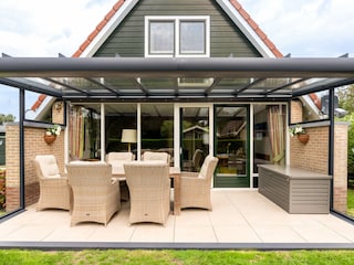 Die überdachte Terrasse mit der Sitzgarnitur