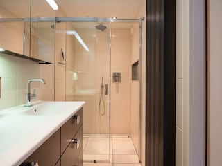 Die Regendusche mit dem Designer-Heizkörper an der Wand