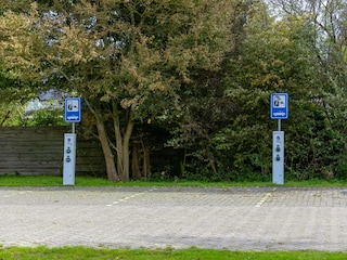 Zwei von zehn Ladesäulen im Park