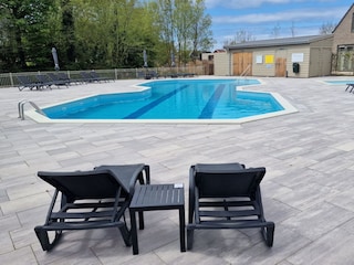 Das Solar beheizte Schwimmbad im Park