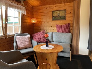 Wohnbereich mit ausziehbarer Schlafcouch