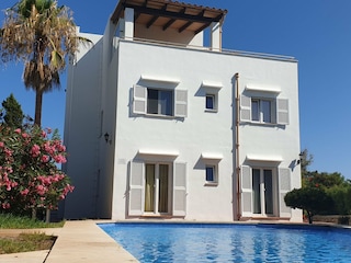 Haus vom Pool aus gesehen