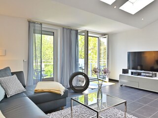 Wohnbereich mit Ethanol-Kamin und angrenzendem Balkon