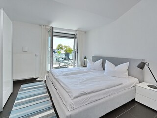 Schlafzimmer mit Doppelbett & angrenzender Dachterrasse