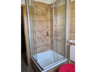 Bad mit Dusche u. WC