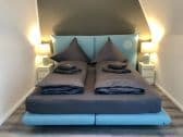 1. Schlafzimmer mit 180 cm Boxspringbett