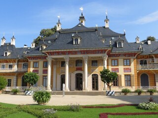 Schloss Pillnitz liegt auch nicht fern.
