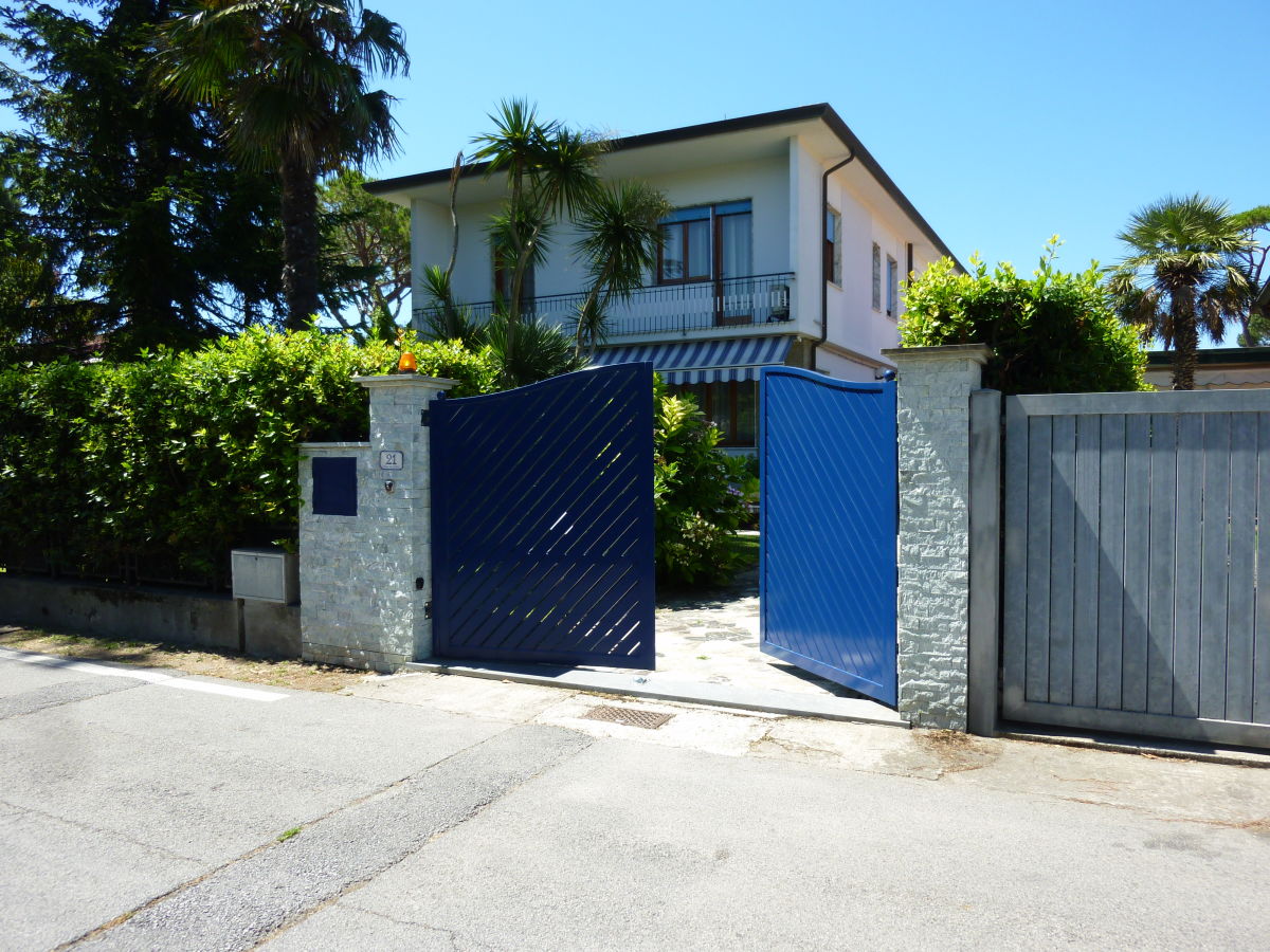 House Entrance with Electric Gate