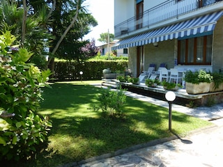 Blick auf das Haus und Terrasse