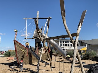 Spielplatz Wikingerschiff am Strandhaus Döse (in 150 m)