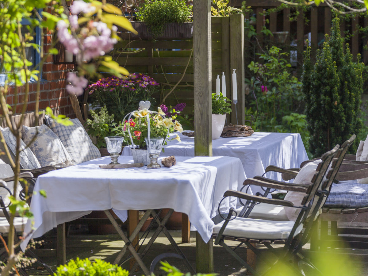 Überdachte Terrasse im Blumengarten