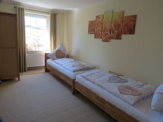 Schlafzimmer mit 2 Einzelbetten (Durchgangszimmer)