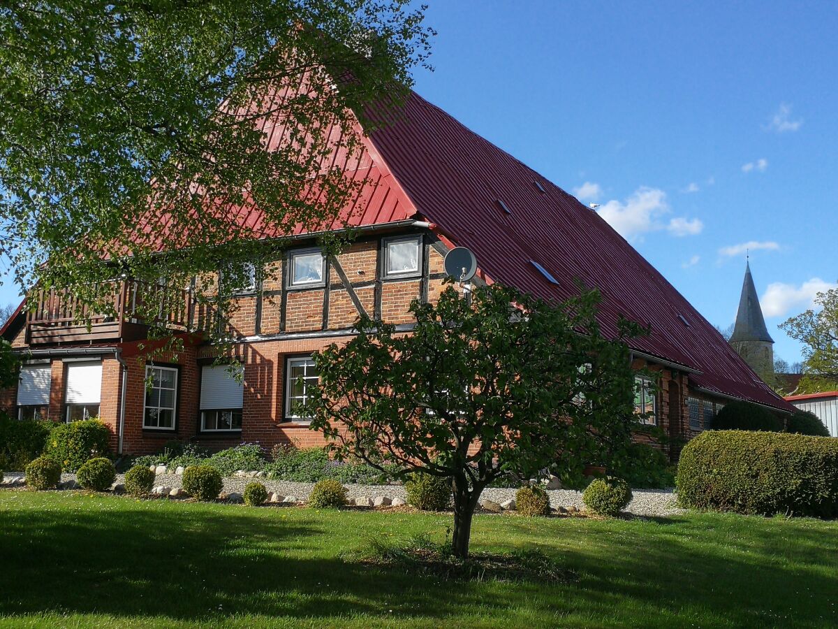 Südansicht mit unserer Kirche im Hintergrund