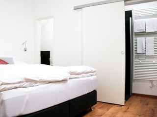 geräumiges Schlafzimmer mit Luxus Boxspringbett