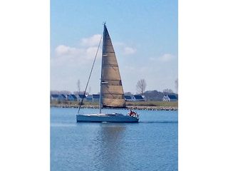 Segelboot vor der Terrasse