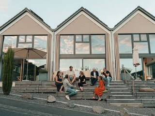 Sitztribüne mit traumhaften Sonnenuntergängen
