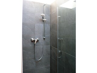 Riesige Dusche