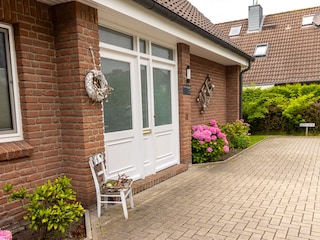 Hauseingang-  Ansicht Parkplatz Leichte Brise