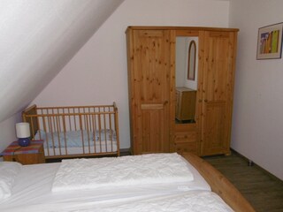 Elternschlafzimmer mit Kinderbett