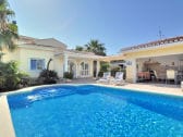 Villa mit Privatpool und Grillhaus