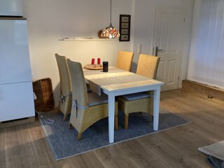 Esstisch für bis zu 5 Personen