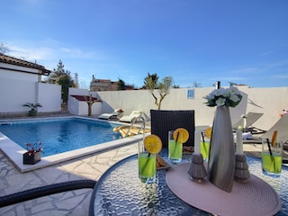 Villa Michelle with pool in Šišan - wiibuk.com