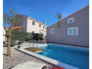 Villa Michelle with pool in Šišan - wiibuk.com