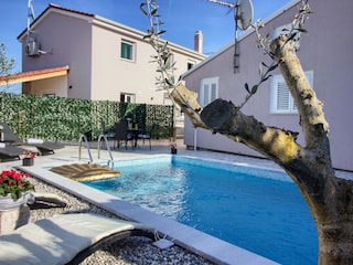 Villa Michelle with pool in Šišan - wiibuk.com