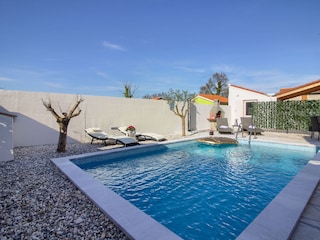 Villa Michelle with pool in Šišan - wiibuk.com