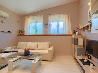 Villa Michelle with pool in Šišan - wiibuk.com