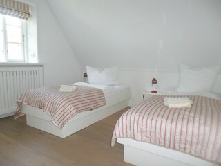 Schlafzimmer mit zwei Einzelbetten