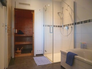 Vollbad mit Sauna im Obergeschoß