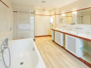 Badezimmer 1  mit Badewanne, Dusche und WC