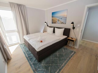 1 Schlafzimmer mit Boxspringbett