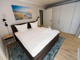 Schlafzimmer mit Kleiderschrank