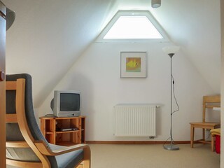 Zur Treppe offenes Dachzimmer