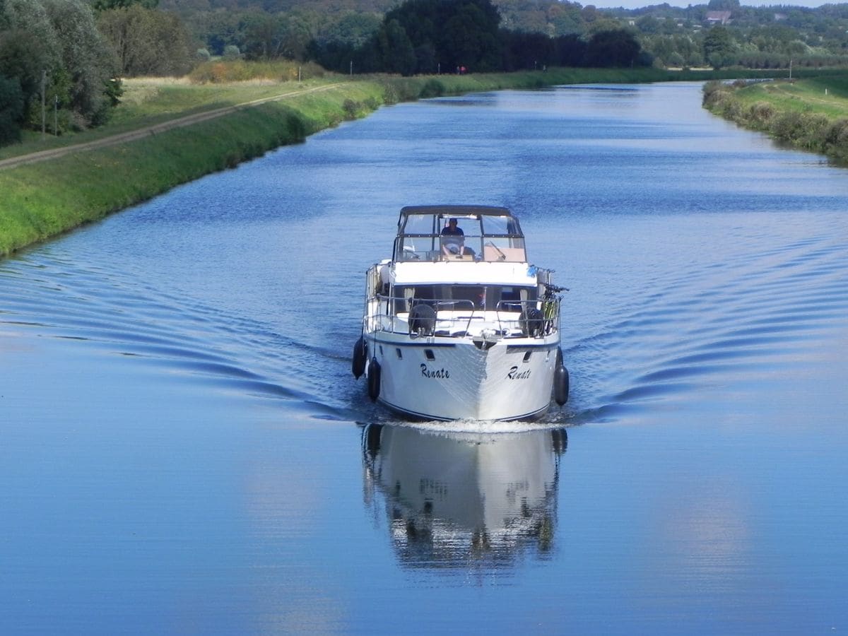 Elbe-Lübeck-Kanal mit Radweg "Alte Salzstraße" links