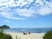 Der Strand mit Blick auf das Fort de Bregancon