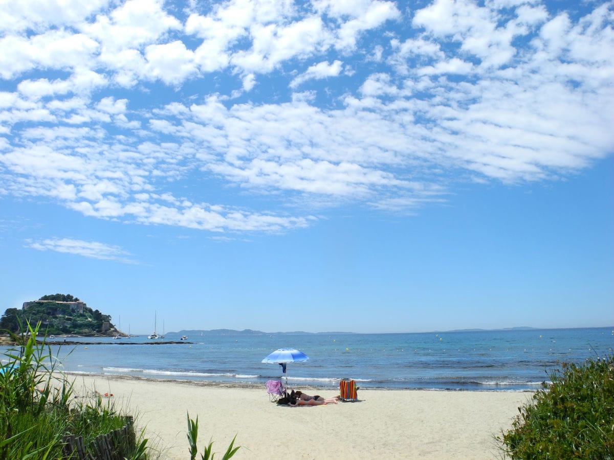 The beach with a view of Fort de Bregancon