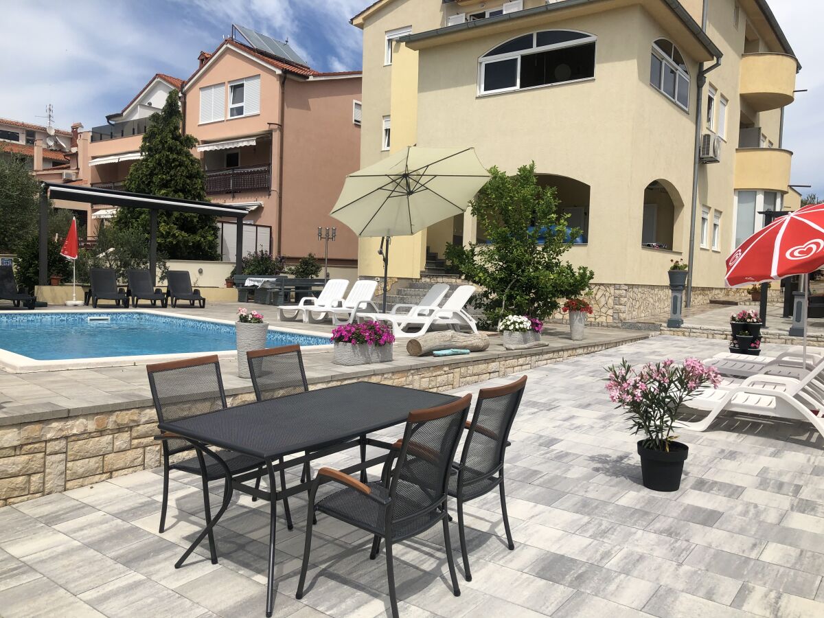 Villa Colonia , Poolterrasse mit Bestuhlung und Sonnenl