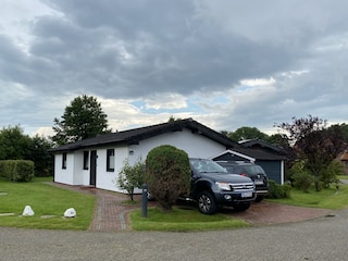 Front mit Parkplatz