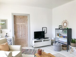 Das Wohnzimmer mit Blick auf die Fersehecke