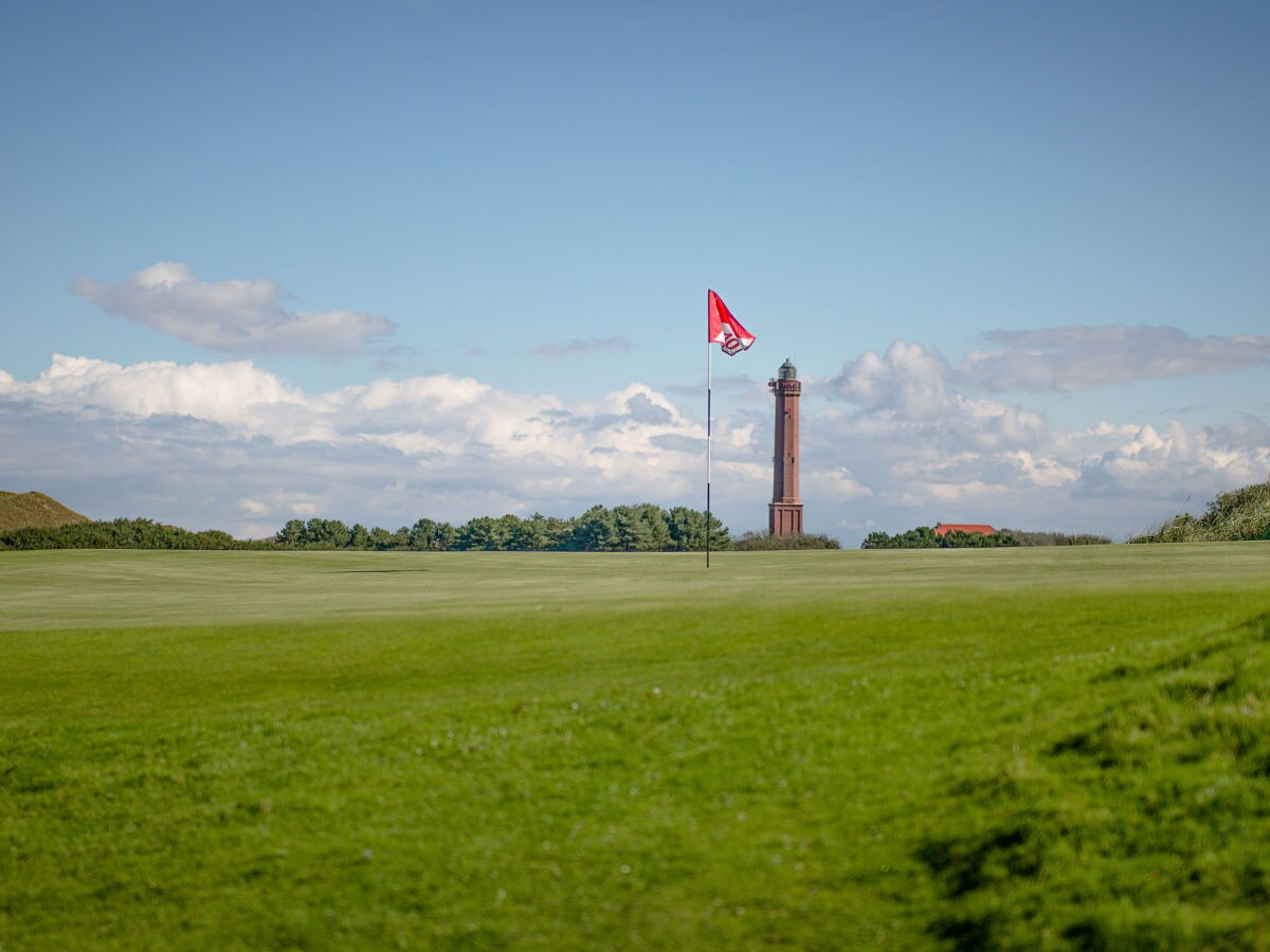 Golfplatz mit  Blick auf Leuchtum