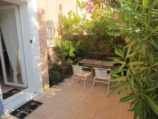 Nordost-Terrasse und Garteneingang