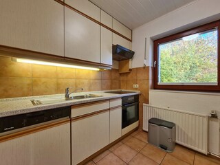 Küche mit Gesschirrspüler