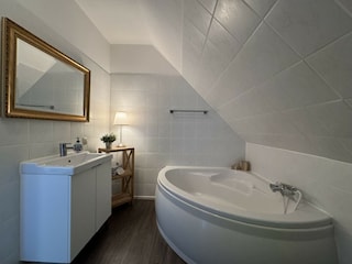 Tageslichtbad mit Eckbadewanne, Dusche & WC